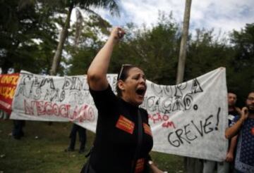 Cerca de 200 profesores protestaron pacíficamente a las puertas del hotel donde se hospeda el equipo de Scolari y retrasaron más de 30 minutos la salida del autobús hacia de Teresópolis, donde está el lugar de concentración. Los manifestantes pegaron carteles en el autobús de la selección de Brasil en contra del Mundial e increparon a algunos jugadores.