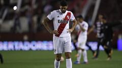 BAS126. BUENOS AIRES (ARGENTINA), 31/10/2017.- Jugadores de River Plate se lamentan luego de perder ante Lan&uacute;s la semifinal de la Copa Libertadores 2017 hoy, martes 31 de octubre de 2017, al termino de un partido disputado entre ambos equipos en el estadio Ciudad de Lan&uacute;s, en Buenos Aires (Argentina). EFE/David Fern&aacute;ndez