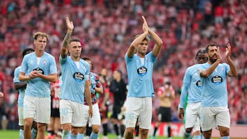 Los jugadores del Celta de Vigo se despiden tras perder contra el Athletic Club, tras el partido de la jornada 6 de LaLiga en el estadio de San Mamés en Bilbao.