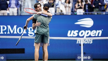 Flushing Meadows (United States), 08/09/2024.- Jannik Sinner of Italy (R) with Taylor Fritz of the US (L) at the end after defeating him during the Men'Äôs finals match at the US Open Tennis Championships at the USTA Billie Jean King National Tennis Center in Flushing Meadows, New York, USA, 08 September 2024. (Tenis, Italia, Nueva York) EFE/EPA/JUSTIN LANE