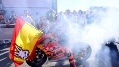 Augusto Fernández celebra el título de Moto2 en Cheste.