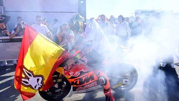 Augusto Fernández celebra el título de Moto2 en Cheste.