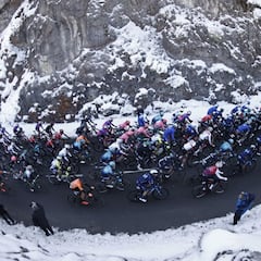 La nieve recibe al pelotón en el puerto de Lizarraga