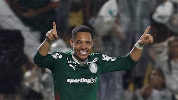 Vitor Roque celebra un gol con Palmeiras.