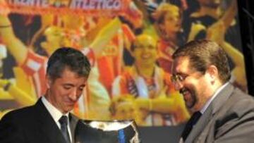 <b>PREMIADO. </b>Gil Marín recibe el premio que le acredita como mejor gestor del año 2010.