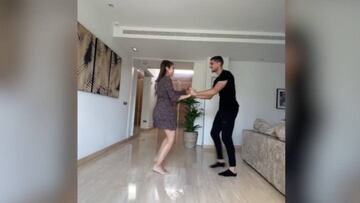 Ex Barcelona baila la bachata de 'Tusa' con su novia con un final bastante desafortunado