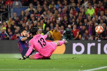 1-0. Luis Suárez marcó el primer gol.