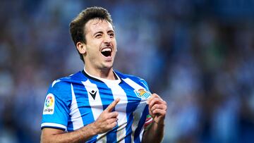 Mikel Oyarzabal celebra un gol señalándose el escudo de la Real Sociedad.