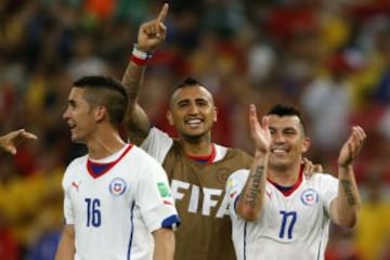 En la cita planetaria de Brasil, Medel fue una de las figuras en la campaña de 'La Roja' en tierras brasileñas. Sus grandes actuaciones ante España y Brasil, a la larga, fueron determinantes para su fichaje en el Inter de Milán. En la imagen, junto a Arturo Vidal y Felipe Gutiérrez celebrando el triunfo sobre los españoles y la clasificación a octavos de final.