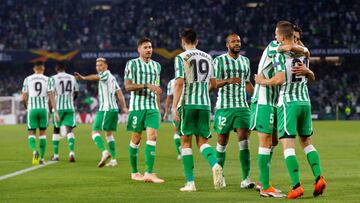 Soccer Football - Europa League - Group Stage - Group F - Real Betis v F91 Dudelange - Estadio Benito Villamarin, Seville, Spain - October 4, 2018  Real Betis players celebrate at the end of the match       REUTERS/Marcelo del Pozo