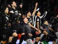 Paris Saint-Germain's Portuguese midfielder #17 Vitinha (R), Paris Saint-Germain's Moroccan defender #02 Achraf Hakimi (C) and teammates celebrate their side's victory at the end of the the UEFA Champions League round of 16 first leg football match between Paris Saint-Germain (PSG) and Chelsea at the Parc des Princes stadium in Paris on March 11, 2026. (Photo by JULIEN DE ROSA / AFP)