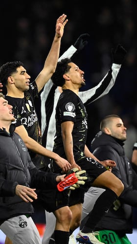 Paris Saint-Germain's Portuguese midfielder #17 Vitinha (R), Paris Saint-Germain's Moroccan defender #02 Achraf Hakimi (C) and teammates celebrate their side's victory at the end of the the UEFA Champions League round of 16 first leg football match between Paris Saint-Germain (PSG) and Chelsea at the Parc des Princes stadium in Paris on March 11, 2026. (Photo by JULIEN DE ROSA / AFP)