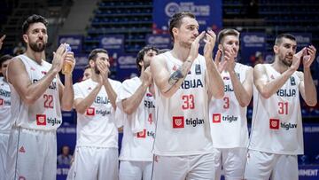 Los jugadores de la selecci&oacute;n Serbia saludan a sus aficionados en Belgrado.