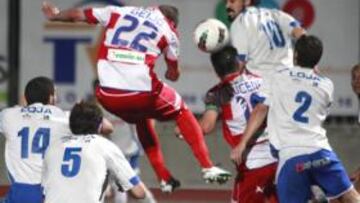 <b>OLFATO. </b>Álex Geijo remata a gol un córner lanzado por Abel Gómez.