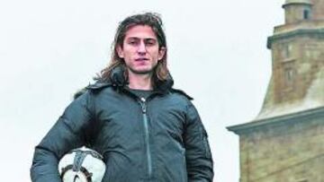 <b>FIRME. </b>Filipe Luis posa para AS junto a la Torres de Hércules.