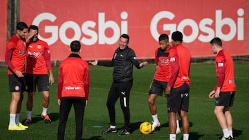GRAFCAT9559. VILOBÍ D'ONYAR (GIRONA) (ESPAÑA), 08/02/2024.- El técnico del Girona FC, Michel (c), durante el entrenamiento que realiza el conjunto gerundense para preparar sul próximo partido de liga que disputarán el próximo sábado ante el Real Madrid en el estadio Santiago Bernabéu.EFE/ David Borrat