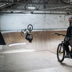 Danny MacAskill vs Kriss Kyle: duelo de titanes en MTB