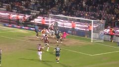 A Vicente Reyes le patean en plena área chica y su reacción asombra a Inglaterra