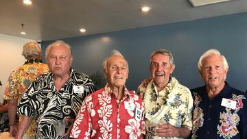 Walter Hoffman (izquierda) con sus amigos Wayne Schafer, Dick Metz and Henry Ford en Huntington Beach en 2020.