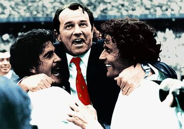 En 1979, y tras la experiencia de Miljan Miljanic, el Madrid volvió a poner sus ojos en el fútbol balcánico para dar un golpe de timón. Después de haber ganado la primera Liga sin Santiago Bernabéu en la presidencia, la diectiva, encabezada por Luis de Carlos, decidió relevar a Molowny. Para ello fichó a Vujadin Boskov, un técnico que había dirigido al Zaragoza la temporada anterior, y ya contaba con experiencias en países como el suyo (dirigió a la Vojvodina), Suiza (Young Fellows), Holanda (entrenó al Den Haag y al Feyenoord). Su librillo, pues, estaba repleto de tácticas, conocimientos, sabía influir y elevar la autoestima de sus jugadores… En el Madrid estaría tres temporadas, donde ganaría una Liga y una Copa. En el campeonato liguero obtendría 58 victorias en 98 partidos (59,18%), 21 empates y 19 derrotas antes de ser cesado en marzo de 1982 tras perder en Las Palmas…