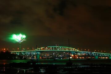 Fuegos artificiales en Auckland, ciudad m¨¢s grande y poblada de Nueva Zelanda. Primer pa¨ªs que celebra la llegada del nuevo a?o.
Huso Horario GMT +13