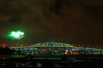 Fuegos artificiales en Auckland, ciudad más grande y poblada de Nueva Zelanda. Primer país que celebra la llegada del nuevo año.

Huso Horario GMT +13