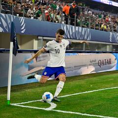VIDEO: Mexico fan gets kicked out after throwing beer on Pulisic