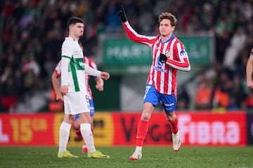 Canterano del Atlético, fue cedido a varios equipos desde el año 2020. En 2023 regresó al club colchonero y abandonó definitivamente el equipo en 2025, cuando lo fichó el Real Betis.