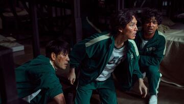 ACOMPA&Ntilde;A CR&Ograve;NICA: EEUU SQUID GAME. USA2488. LOS &Aacute;NGELES (ESTADOS UNIDOS), 07/10/2021.- Fotograma cedido por Netflix donde aparecen los actores Park Hae Soo (i) como Cho Sang-Woo, Lee Jung-jae (c) como Seong Gi-Hun y Anupam Tripathi co