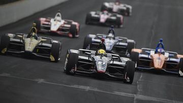 Spencer Pigot (coche 21) liderando un grupo de monoplazas en los entrenamientos de la Indy 500.