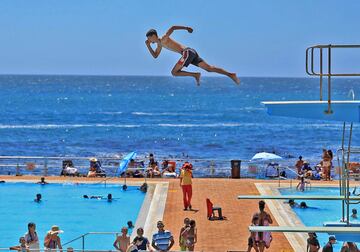 La mayora de las veces una buena perspectiva es el secreto para lograr una fotografa diferente. Como la que ilustra este texto, en la que un ba?ista se zambulle desde un trampoln, durante un caluroso da de verano, en la piscina Sea Point en Ciudad del Cabo (Sudfrica). Lo ms curioso es que parece correr sobre el horizonte, desafiando a la gravedad.