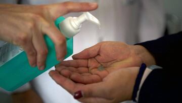 Ecuador's Health Minister personnel gives gel alcohol to those entering the Carondelet presidential palace, as preventive measure against the spread of the Coronavirus COVID-19, in Quito, on March 10, 2020. (Photo by Rodrigo BUENDIA / AFP)