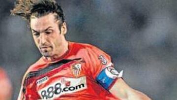 <b>INQUIETUD. </b>Las vacaciones no le han sentado nada bien a la rodilla derecha de Javi Navarro.