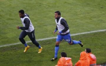 Pedro León calentando en la banda. 