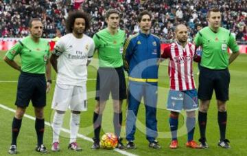 Real Madrid-Sporting de Gijón. El árbitro Juan Martínez Munuera acompañado por sus asistentes Roberto Díaz Pérez del Palomar y Jesús Zancada Lobato, el cuarto árbitro Francisco Ramón Hévia Obras y los capitanes Marcelo y Lora.