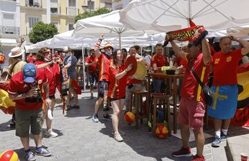 Las calles de Sevilla vibran con los seguidores espa?oles y suecos que ver¨¢n esta noche el debut de sus selecciones.