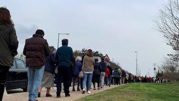 Colapso en un centro de vacunación de Sevilla por un bulo