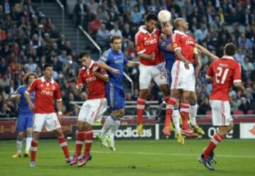 El jugador del Benfica, Ezequiel Garay y Gary Cahill del Chelsea, saltan de cabeza.