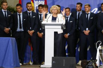 Manuela Carmena con los jugadores del Real Madrid en el ayuntamiento de Madrid con el trofeo de la Champions League la decimotercera para el club blanco 