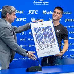 El Málaga hace oficial el fichaje de Bustinza hasta 2025