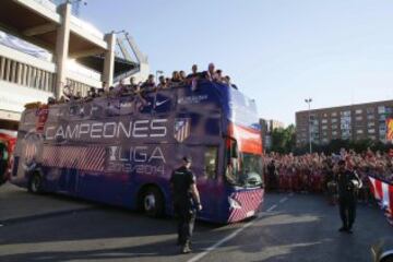 Los jugadores del Atlético de Madrid en el autocar que les traslada desde el estadio Vicente Calderón de Madrid hasta la fuente de Neptuno.
