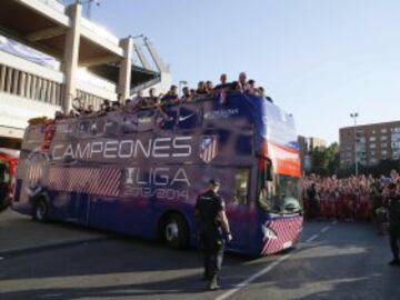 Los jugadores del Atlético de Madrid en el autocar que les traslada desde el estadio Vicente Calderón de Madrid hasta la fuente de Neptuno.