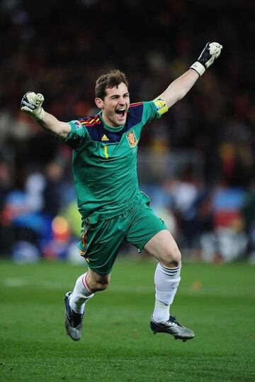 Casillas fue fundamental en la obtención del título de España en Sudáfrica 2010, donde demostró sus grandes habilidades y reflejos bajo el arco.

Se añadieron 12 jugadores más, tal y como se hizo en la Copa del Mundo con las bancas.