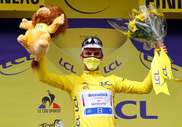 Julian Alaphilippe conquistó la etapa y se enfundó el primer maillot amarillo. Etapa marcada por dos terribles caídas masivas.