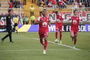 Morelo celebra el gol del empate de Santa Fe.