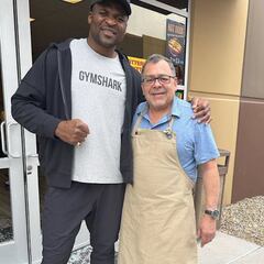 Peleador de UFC rompe accidentalmente la puerta de un local y así se arregló con el dueño