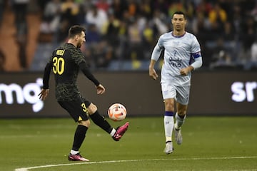 Lionel Messi y Cristiano Ronaldo durante un momento del amistoso en Riad.