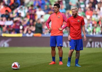 Luis Suárez y Messi antes del partido.