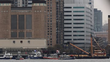 Rescue workers and emergency personnel work at the scene of a helicopter crash on the Hudson River near lower Manhattan in New York, U.S., April 10, 2025. REUTERS/Jeenah Moon