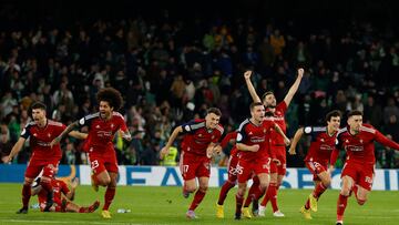 Los jugadores de Osasuna celebran el triunfo.